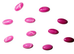 Rubis étoilé ovale 8x15 mm 4,5 carats, cabochon opaque poli créé en laboratoire avec effet étoile à 6 branches pour la fabrication de bijoux - Product Image 6