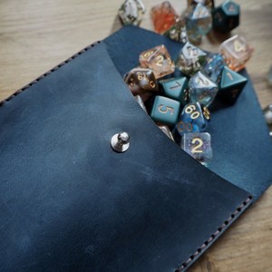 Sac à dés et plateau en cuir PU de luxe fait main personnalisé avec cordon de serrage, pochette de rangement portable pour dés de D&D, écologique - Product Image 6