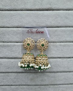 Boucles d'oreilles Jhumka plaquées or style Bollywood, perles traditionnelles indiennes, clous floraux, perles à pampilles, bijoux de mode pour femmes - Product Image 1