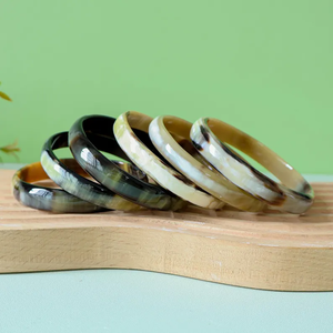 Brazalete de cuerno blanco natural para mujeres y niñas, joyería de cuerno de búfalo, brazalete de cuerno de vaca, ágata, de Perfect Enterprises - Product Image 1