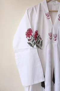 Vestido Maxi de Algodón Boho para Mujer, Color Blanco, Estampado a Mano con Motivos Florales Rojos y Diseño de Hojas Tradicionales - Product Image 2