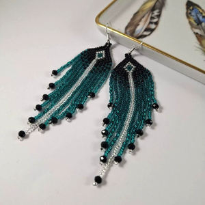 Boucles d'oreilles artisanales perlées, tendance, bleu sarcelle, noir, argent, à franges, pendantes, bijoux de déclaration - Product Image 1