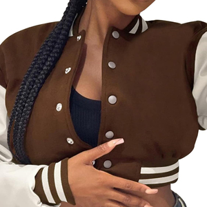 Veste courte en molleton boutonnée pour femme, style universitaire, streetwear, personnalisable et écologique - Product Image 4