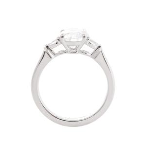 Bague de fiançailles en or 14 carats avec diamant de laboratoire rond brillant et accents latéraux en forme de poire, certifiée IGI, trois pierres, vente en gros - Product Image 5
