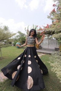 Conjunto Premium de Lehenga Choli de Seda Romana con Patrón de Gota Redondo y Blusa de Encaje con Espejos, Ropa Étnica para Mujer - Product Image 4