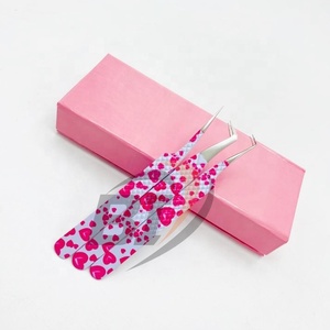 Pince à cils personnalisée avec logo imprimé en forme de cœur, en acier inoxydable japonais, pointe fine pour extension de cils, prise en main professionnelle et ferme - Product Image 1