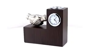 Trofeo de Saludo de Manos, Regalo Corporativo, Accesorio de Mesa y Organizador de Escritorio de Madera con Reloj - Product Image 3