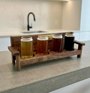 Tabla de madera de acacia con múltiples soportes para vasos de chupito, ideal para degustaciones y celebraciones. El mejor trabajo artesanal para servir. - Product Image 1