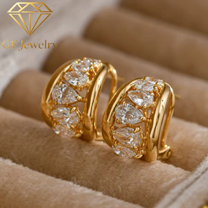 Pendientes de Aro Huggie de Oro Amarillo de 14K con Diamantes Cultivados en Laboratorio de Corte Multi-Pera y Lágrima Alternante, Joyería Fina - Product Image 3