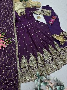 Traje Anarkali Morado con Bordado Dorado, Largo hasta el Suelo, Estilo Tradicional Indio-Pakistaní para Bodas, Corte Holgado, Manga Larga para Mujer - Product Image 3