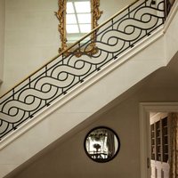 Gebogene Eisentreppe mit handgeschmiedeten Balustraden und Geländern, individuelles Design für Luxuswohnungen