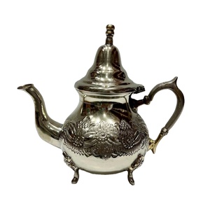 Bouilloire à thé en laiton artisanale de style designer avec finition polie lisse et corps texturé, théière décorative de luxe pour la décoration - Product Image 1