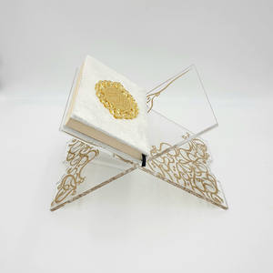 Les supports en bois pour le rehal favorisent un rangement respectueux entre les séances de lecture, reflétant une approche soucieuse de la prière et de l'étude. - Product Image 4