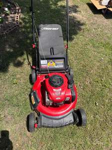 เครื่องตัดหญ้าแบบใช้น้ำมันเบนซินยี่ห้อ Troy Bilt ขนาด 21 นิ้ว เครื่องยนต์ 140 ซีซี ขับเคลื่อนล้อหน้า สีแดงและสีดำ - Product Image 2