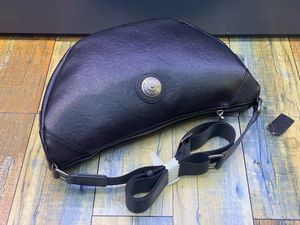 Sac Ando pour homme, sac bandoulière vintage en cuir de vache véritable, forme croissant, avec sangle réglable et fermeture à glissière - Product Image 5