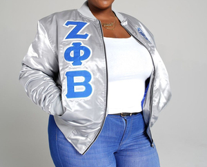 เสื้อแจ็คเก็ตบอมเบอร์ผ้าซาตินลายควิลท์ Zeta Phi Beta สีน้ำเงินรอยัล แต่งขอบสีขาว ปักลายเชนิลล์ พรีเมียม สำหรับชมรมนักศึกษากรีก กันน้ำ - Product Image 2