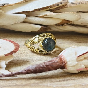 Anillo Vintage de Latón Chapado en Oro con Filigrana de Vid y Labradorita, Diseño Botánico Hueco, Anillo Artesanal al por Mayor, Favorito del Mercado - Product Image 3