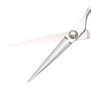 กรรไกรตัดผมมืออาชีพคุณภาพสูง ผลิตจากเหล็กกล้าไร้สนิมญี่ปุ่น คมกริบเหมือนใบมีดโกน สำหรับช่างทำผม ปลายใบมีดคมกริบ ใช้ในงานเสริมสวย พร้อมเคลือบเซรามิก - Product Image 2