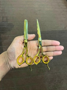 กรรไกรซอยผมมืออาชีพแบบพับได้ 32 ฟัน ใบมีดสแตนเลสคมกริบ สำหรับคนถนัดขวา ด้ามยาว ใช้ในร้านตัดผม - Product Image 3