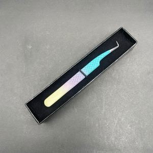 Pinzas Profesionales Personalizables de Dos Tonos Verdes de Acero Inoxidable con Punta de 90 Grados para Extensión de Pestañas, Agarre de Diamante, Sostenibles - Product Image 6