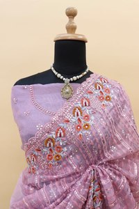 Sari en soie lavande avec broderie florale, tenue de mariage indienne traditionnelle pour femme, longueur au sol, coupe classique - Product Image 5