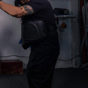 Protector de pecho elegante con diseño flexible y acolchado suave, perfecto para entrenamiento y soporte de seguridad. - Product Image 6