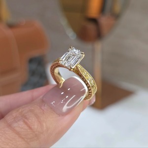 Bague de fiançailles solitaire vintage en or massif 14 carats avec diamant de laboratoire taille émeraude de 2 carats serti à griffes pour femme - Product Image 2