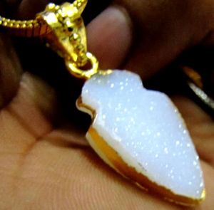 Colgante de punta de flecha con piedra drusa blanca natural, amuleto chapado en oro. - Product Image 3