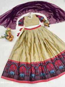 Proveedor de conjuntos de lehenga choli y dupatta de seda tradicional india con bordes tejidos con zari y kalamkari para festivales, procedente de la India. - Product Image 5