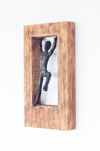 Sculpture murale artisanale en bois de manguier avec figurine abstraite d'homme grimpant, décoration artistique rustique moderne pour la maison - Product Image 3