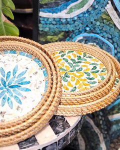 Plateau en rotin rustique avec incrustation de nacre, motif feuille tropicale personnalisé, plateau de service charmant, décoration de maison de style côtier - Product Image 6