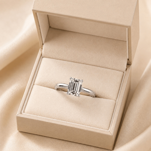 Bague de fiançailles avec diamant de laboratoire taille émeraude |   Solitaire en or 18 carats |   Bague de mariage de luxe pour femme, clarté VVS-VS - Product Image 3
