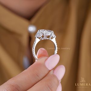Bague de fiançailles à trois pierres en diamant de laboratoire taille ovale, certifiée IGI, avec pierres latérales demi-lune assorties et élégante bande pavée. - Product Image 5