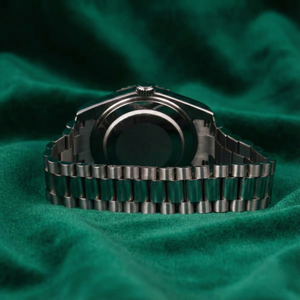 Montre de luxe en acier inoxydable argenté avec lunette sertie de diamants, cadran marbré, affichage du jour, bracelet classique Jubilee - Product Image 3