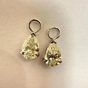 ต่างหูทองคำแท้ 14K รูปทรงหยดน้ำ ประดับเพชรแล็บโกรว์ IGI Certified น้ำหนัก 2 กะรัต ตัวเรือนแบบหนามเตย ดีไซน์เรียบหรู เหมาะสำหรับงานปาร์ตี้ หรือเป็นของขวัญสุดหรู - Product Image 5