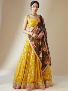 Vestido Amarillo Maxi de Satén con Lentejuelas Florales y Bordado Zari, Lehenga Choli y Dupatta, para Bodas y Fiestas, para Mujer - Product Image 3