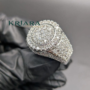 Bague de cocktail pour homme en argent 925 plaqué or avec moissanite taille brillant rond, sertie pavé, style couronne, bague de mariage de luxe - Product Image 1