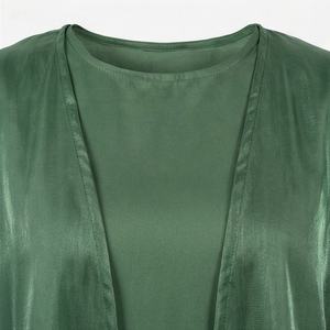 Abaya en Viscose Soyeuse pour Femmes – Robe Longue Ample en Soie Musulmane – Vêtement Islamique Élégant Deux Pièces – Vente en Gros - Product Image 4
