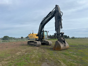 Excavadora de cadenas EC330B LC 2023, 1000 toneladas de peso operativo, diseñada para movimiento de tierras a gran escala, origen Texas - Product Image 5
