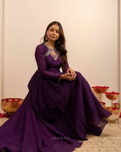 Nuevo Conjunto de Diseñador para Fiesta en Color Morado, Top con Trabajo de Hilo de Seda Vichitra y Pantalón de Crepé Natural con Hilo y Dupatta con Lentejuelas - Product Image 2