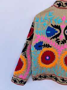 Chaqueta de Invierno Acolchada con Bordado Floral Suzani, Chaqueta Abierta Unisex de Estilo Bohemio para Festivales, Prenda Exterior Hecha a Mano con Cuello Alto - Product Image 6