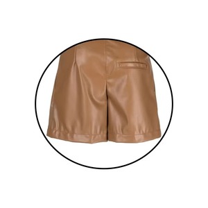 Shorts décontractés unis en cuir PU écologique avec ceinture élastique pour femmes et hommes - Product Image 4