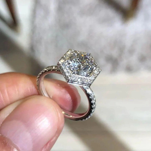 Bague de fiançailles et de mariage classique de luxe en or 14 carats avec diamant rond de 2 carats cultivé en laboratoire, certifié IGI, sertissage invisible, pour les fêtes - Product Image 5