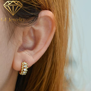 ต่างหูห่วงแบบ Huggie ประดับเพชรทรงกลมเพาะเลี้ยงในห้องปฏิบัติการ ทองคำ 14K สีเหลือง ดีไซน์วินเทจ เครื่องประดับชั้นดี - Product Image 5