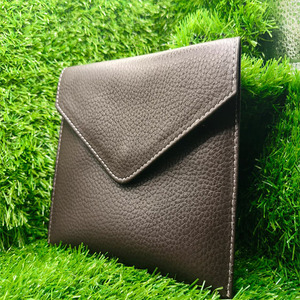 Portefeuille enveloppe en cuir marron uni sophistiqué pour homme, design minimaliste à double pli avec coutures durables et bouton-pression sécurisé - Product Image 6