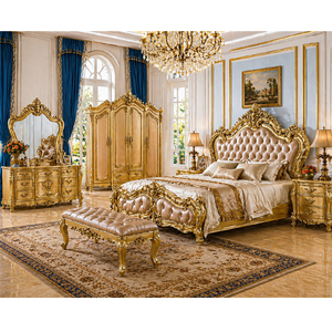 Ensemble de lit king size capitonné finition or d'inspiration palatiale, mobilier de chambre en teck de qualité supérieure avec tables de chevet, Sydney - Product Image 1