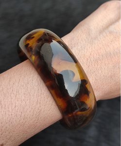 Brazalete de Resina Hecho a Mano, Diseño Artístico Redondo con Patrón de Caparazón de Tortuga, Joyería Coleccionable - Product Image 4