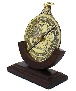 Astrolabe en laiton fait main, décoration de table avec motif gravé, sculpture culturelle traditionnelle pour salon - Product Image 3
