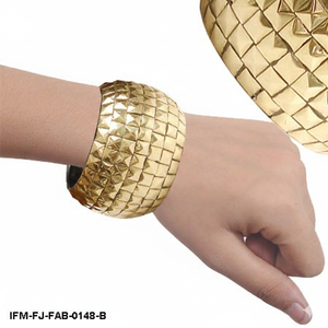 Brazalete Metálico Ancho y Texturizado con Incrustaciones de Pirámides Doradas para Mujer - Product Image 3