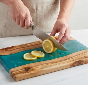 Planche à découper rectangulaire élégante en résine époxy turquoise avec grain de bois naturel - Product Image 4
